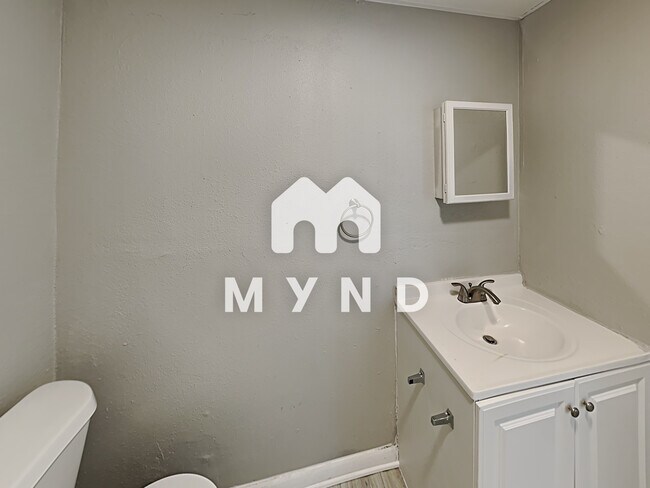 Building Photo - 1724 Pear St Unit 5