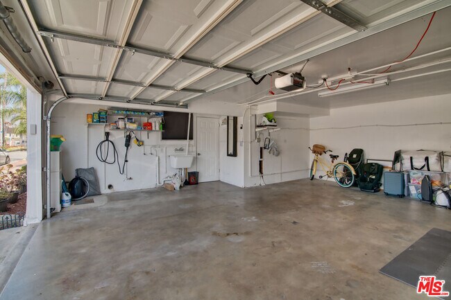 Building Photo - 127 Abalone Ave