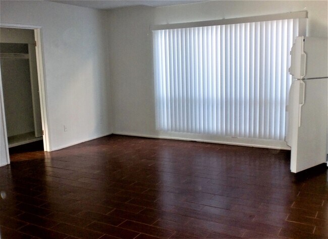 Building Photo - 17433 Vanowen St