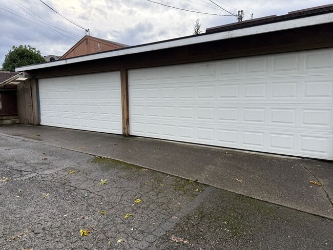 Building Photo - Save $500 on 2nd Month Rent