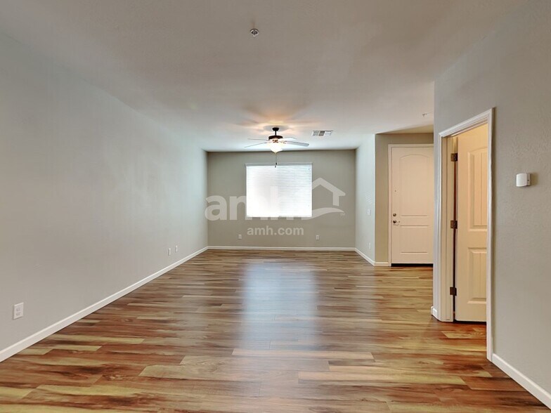 Building Photo - 20690 W Stone Hill Rd