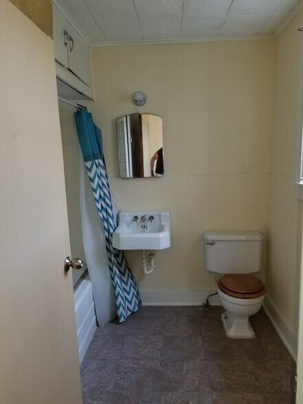 Building Photo - 706 Fowzer St