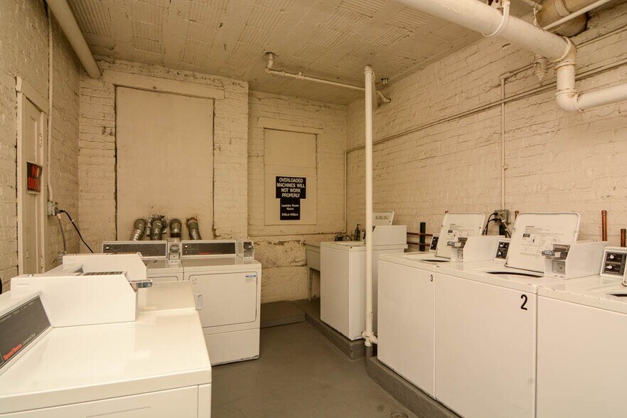 Building Photo - 4644 N Paulina St