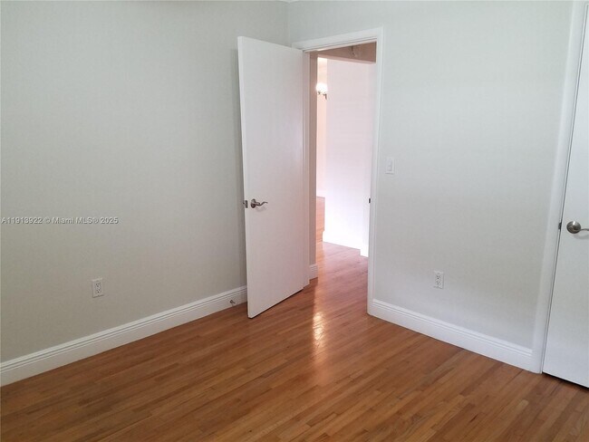 Building Photo - 3915 SW 60th Ave