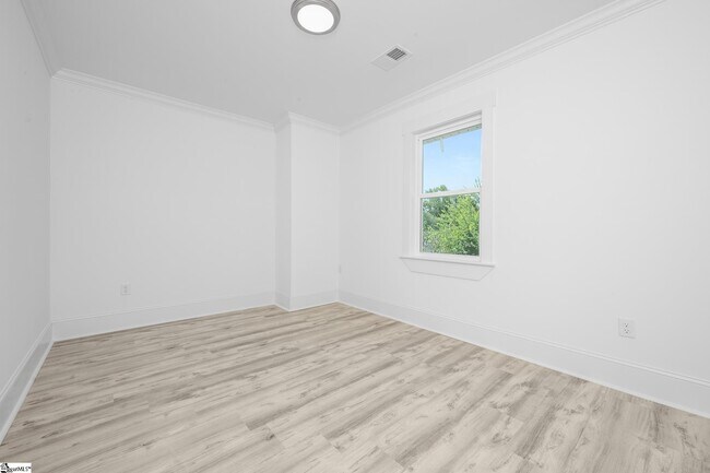 Building Photo - 305 Valley St