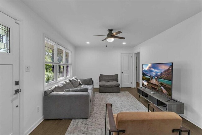Building Photo - 610 Oriole Dr SE