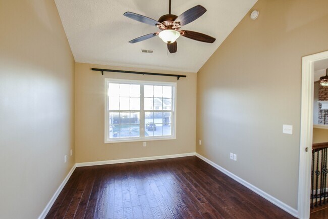 Building Photo - Dog Friendly Three Bedroom!