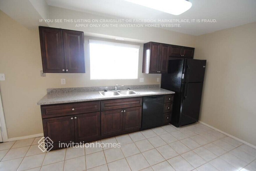 Building Photo - 3265 E Carmel Ave