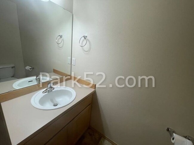Building Photo - 4 Bedroom 2.5 Bathroom Single Family Home in Tacoma!