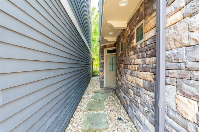 Building Photo - 1024 Moorewood Ln S E