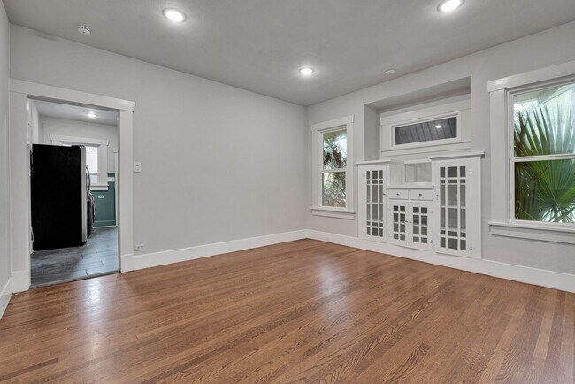 Building Photo - Charming Craftsman Style Home in Tobin Hill!