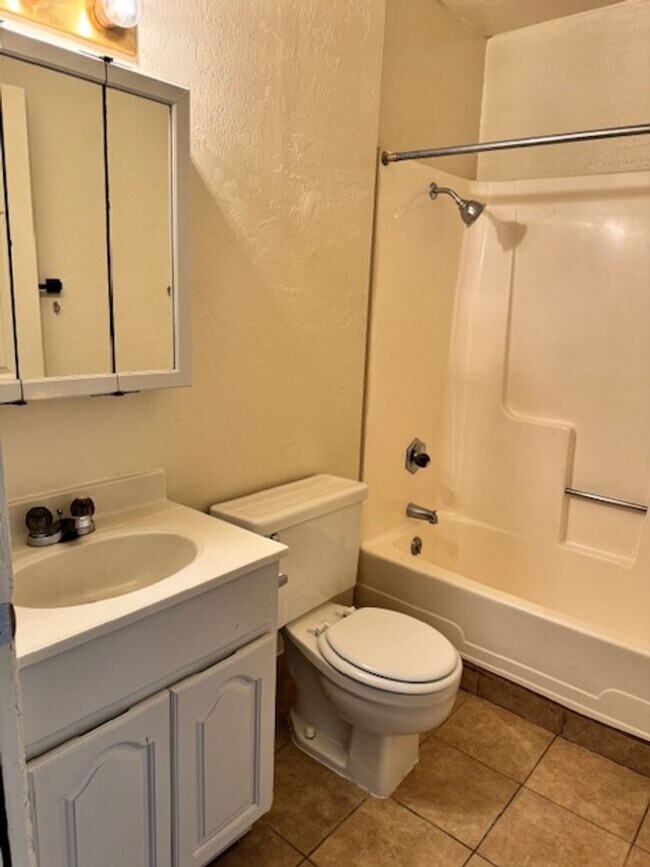 Building Photo - Cute 2 Bedroom in West Redding