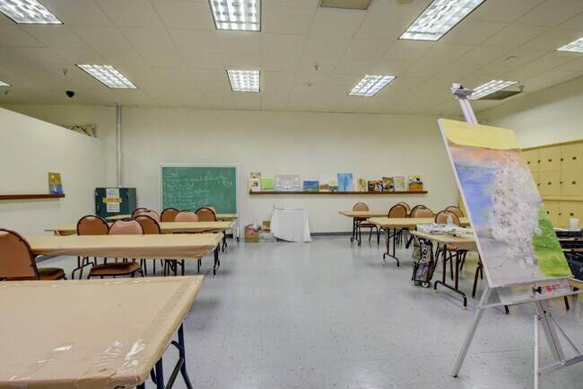 Building Photo - 204 Burgundy N