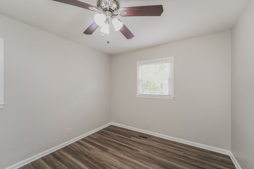 Building Photo - 2413 Dora Dr