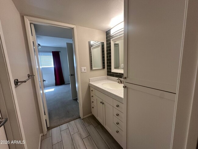 Building Photo - 5525 E Thomas Rd