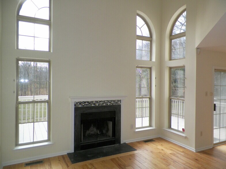 Building Photo - 5077 Rosewood Dr
