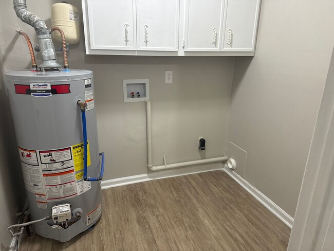 Building Photo - Four Bedroom, Two Bath Home, Just Off Tobacco Rd!