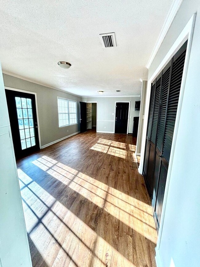 Building Photo - 904 Freeman! Move In Ready!