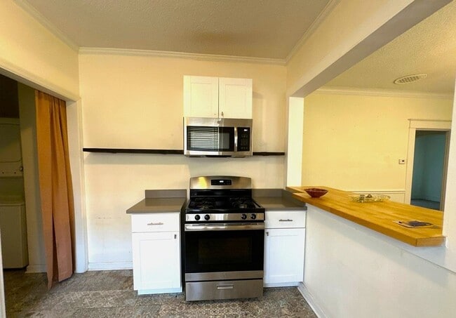 Building Photo - Beautiful 4 Bedroom Home Available