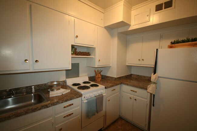 Building Photo - Lovely End Unit Townhouse / W&D / Near Duk...