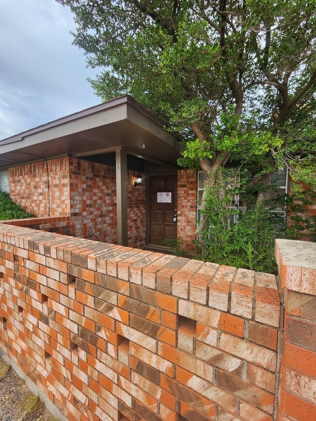 Building Photo - 3 bed 2 bath duplex