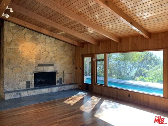 Building Photo - 21277 Entrada Rd