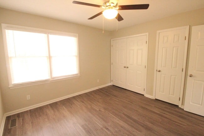 Building Photo - Adorable 2 Bedroom, 1 Bath in East Raleigh near Cary Crossroads - Pet Friendly!