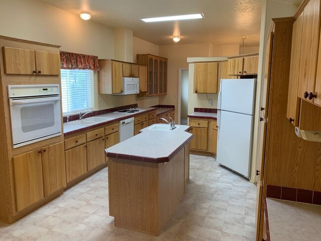 Building Photo - Spacious 3-Bed, 2-Bath Home