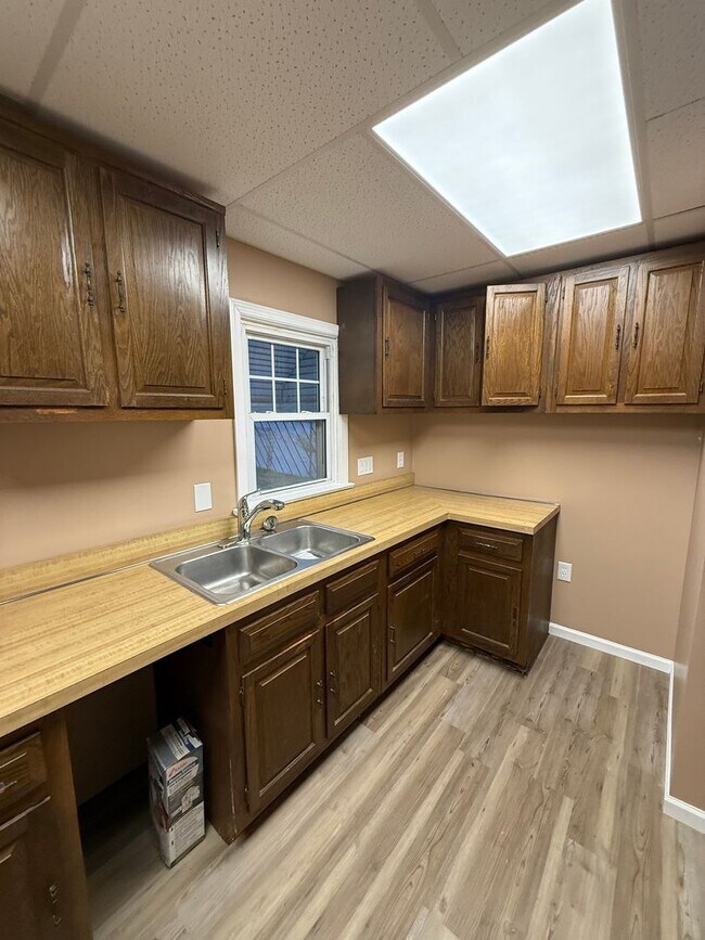 Building Photo - Lee/Harvard 3 Bedroom Single water/sewer i...