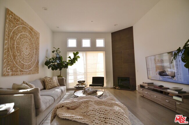 Building Photo - 5703 Laurel Canyon Blvd