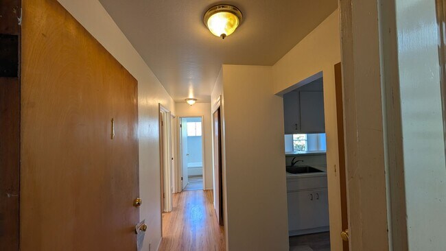 Building Photo - 2 bedroom 1 Bath, lower unit, located betw...
