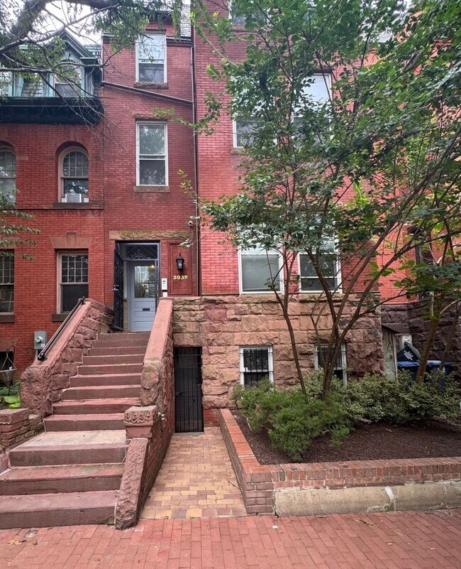 Building Photo - Centrally Located Renovated Large 1BR/1BA in Historic Dupont Circle Row House