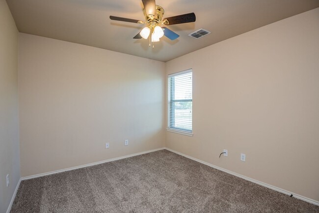 Building Photo - Beautiful 3 Bedroom, 2.5 Bath duplex located in Woodland Estates!