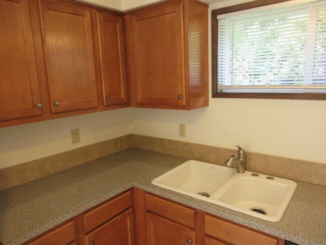 Building Photo - Spacious Two Bedroom Duplex