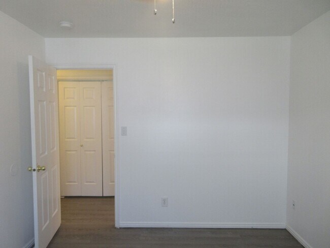 Building Photo - **Move-In Bonus!** 3 bed, 2 bath Twin Home