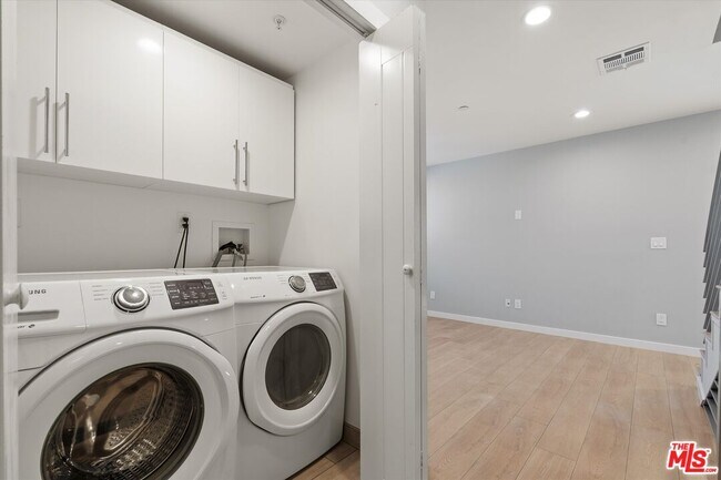 Building Photo - 6117 1/2 Fountain Ave