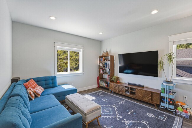 Building Photo - Bright & Spacious 4-Bedroom Haven Just Minutes from Leavenworth Village
