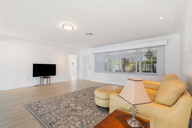 Building Photo - 3536 Belle Vista Dr E