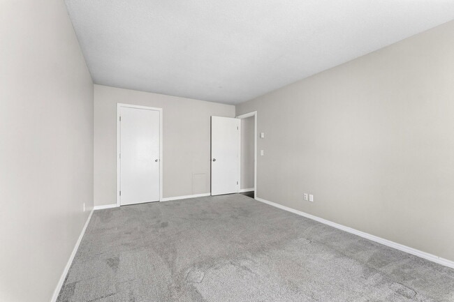 Building Photo - 5943 Walnut Cir Dr