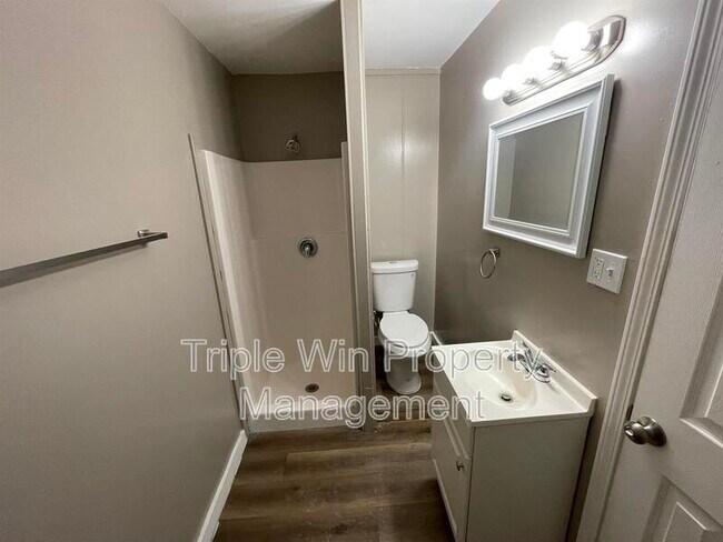 Building Photo - 10261 Imperial Dr