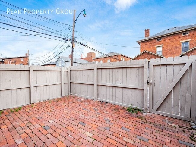 Building Photo - 504 S Lazelle St