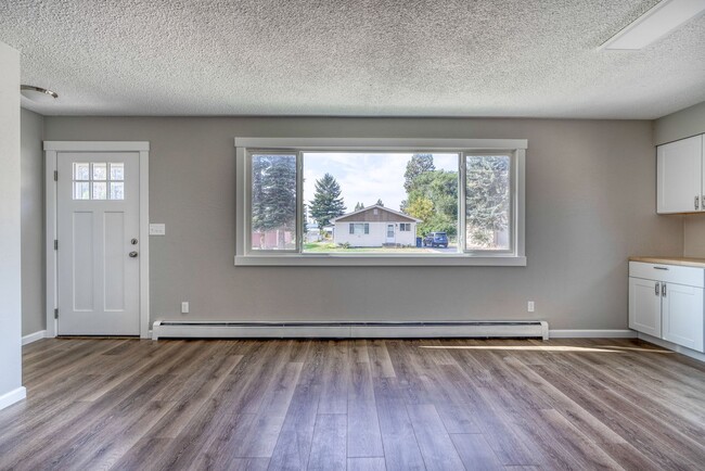 Building Photo - Beautifully renovated three bedroom with l...