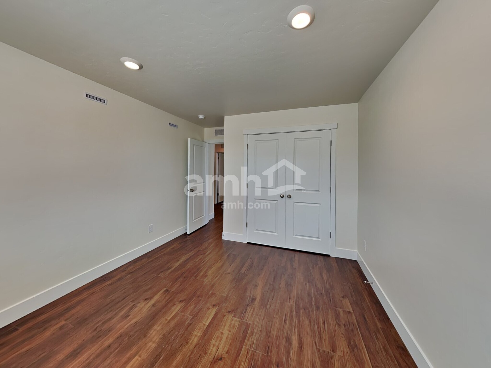 Building Photo - 1372 E Ludlow Dr