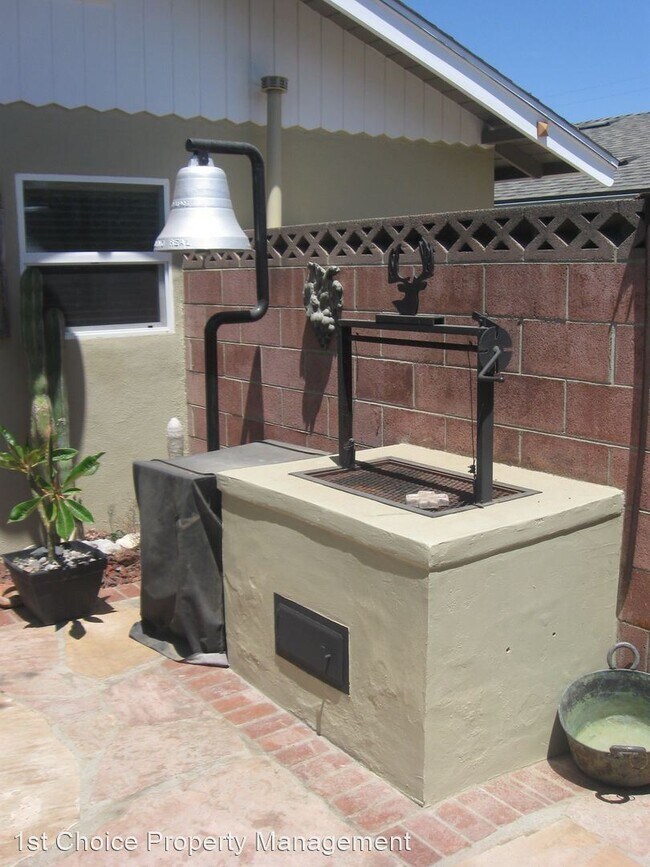 Building Photo - 3 br, 3 bath House - 312 E. Las Flores Way