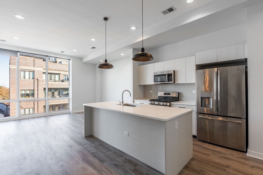 Building Photo - 2250 W Lawrence Ave