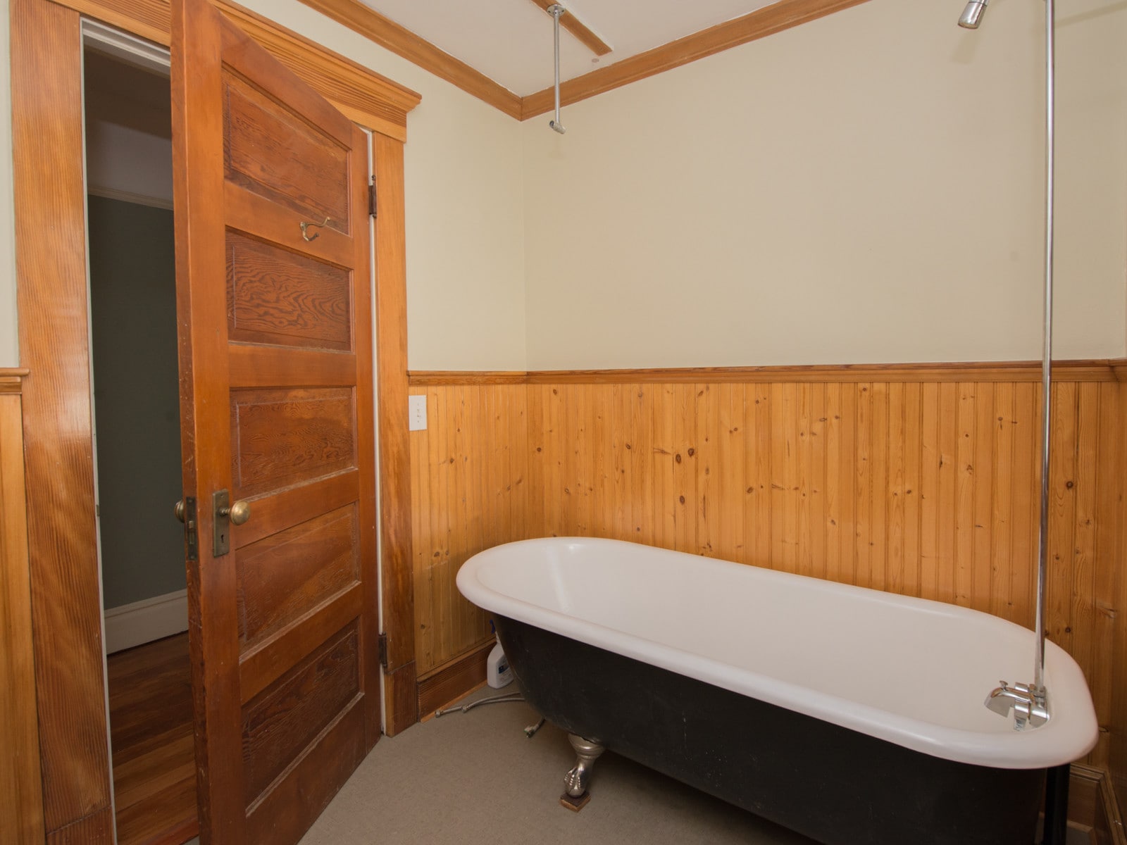 clawfoot tub - 2027 N Williams Ave