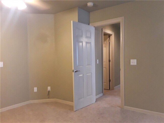 Building Photo - 10 S Woodsprings Dr