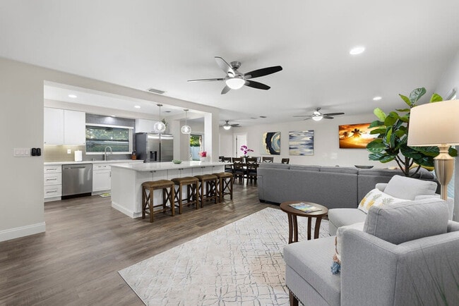 Building Photo - 802 Camelia Dr