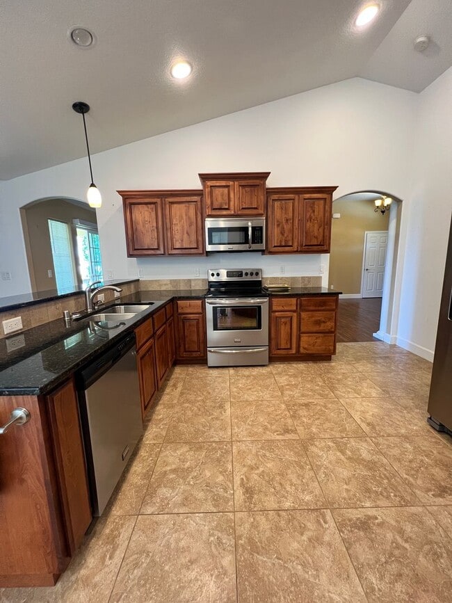 Building Photo - Well Maintained Home in Pelican Point Comm...