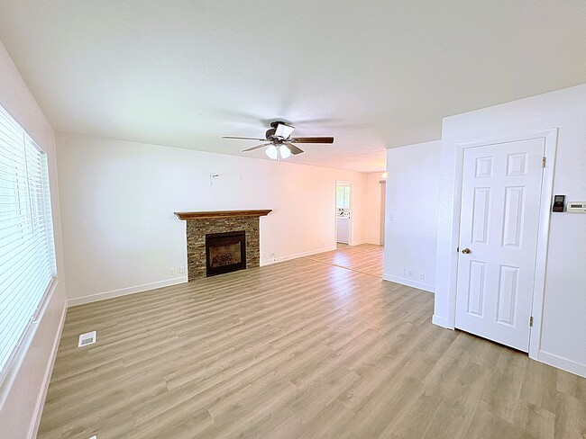 Building Photo - 1616 S 400 W St